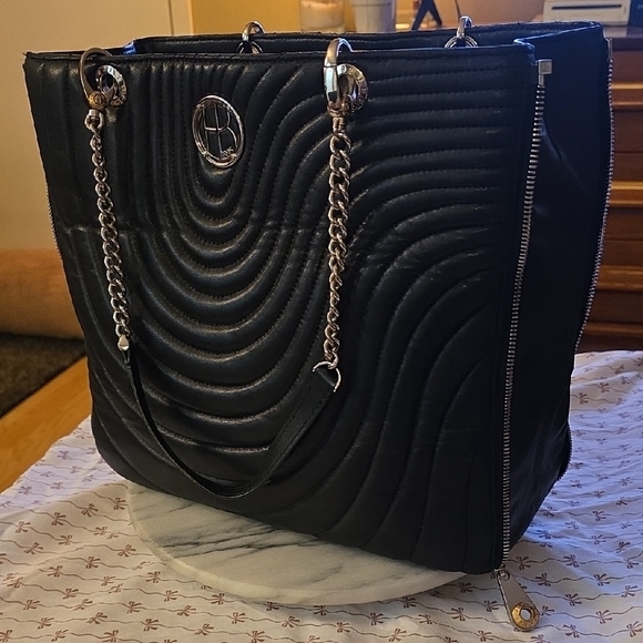 henri bendel Handbags - Henri Bendel 🖤🎀 No7 Black Quilted Leather Bag With Silver Hardware!